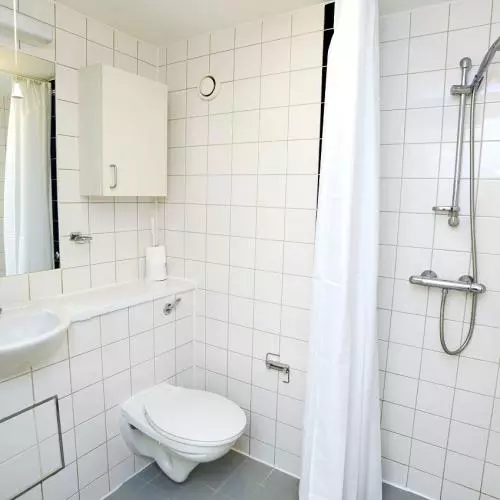 Castle Mill studio bathroom
